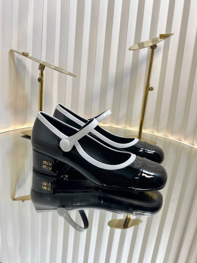 独家新品Miumiu Ss25 New Arrival～ Miu家2025春夏粗跟玛丽珍新品 光泽牛漆皮鞋面一字带，鞋跟金属Miumiu Logo饰以点缀，细节