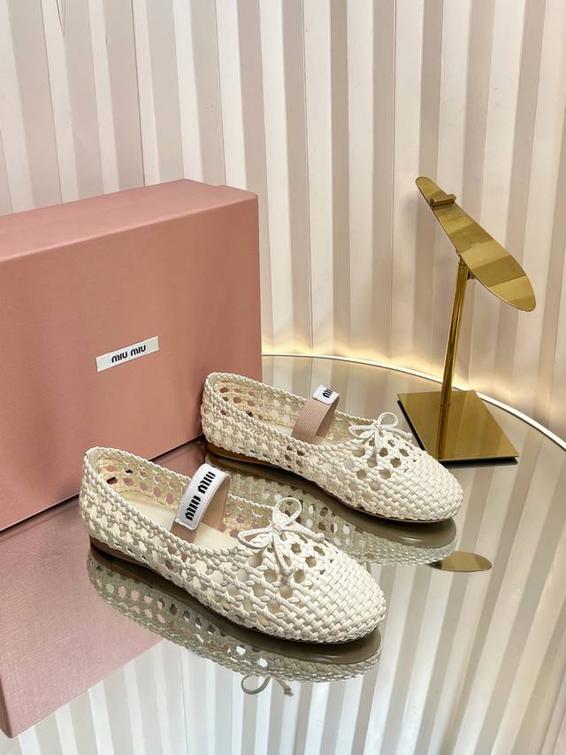 Miu Miu 缪缪 25Ss 春夏季新款 网面芭蕾舞鞋 缪家以芭蕾的灵动意韵融于日常. 以现代笔触刻画舞鞋经典轮廓！ 超软的网面款芭蕾舞鞋. 从经典日式鞋履汲