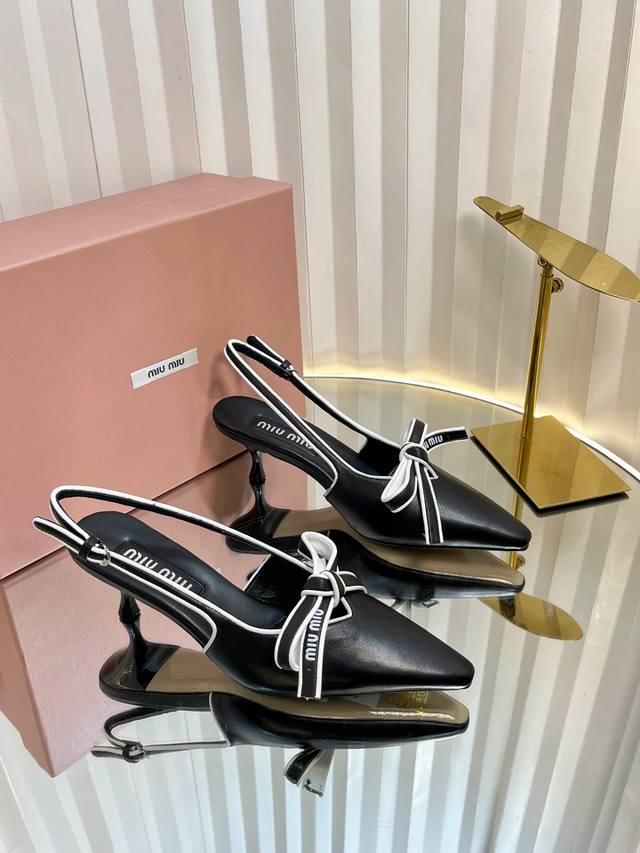 Miumiu 缪缪 25Ss春夏新款 复古 蝴蝶结 尖头高跟 凉鞋 春夏清新配色，曲线优美，小猫跟后空凉鞋 日常穿搭都很搭 鞋边有专属标识性Logo格调，上脚尽