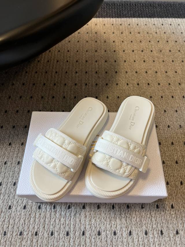 顶级版本 Dior 25Ss 春夏最新款 超轻发泡大底 沙滩拖鞋 夏威夷沙滩运动拖鞋 Angelababy入主迪 奥春夏力推系列 官网暂不接受预订部分专柜有售