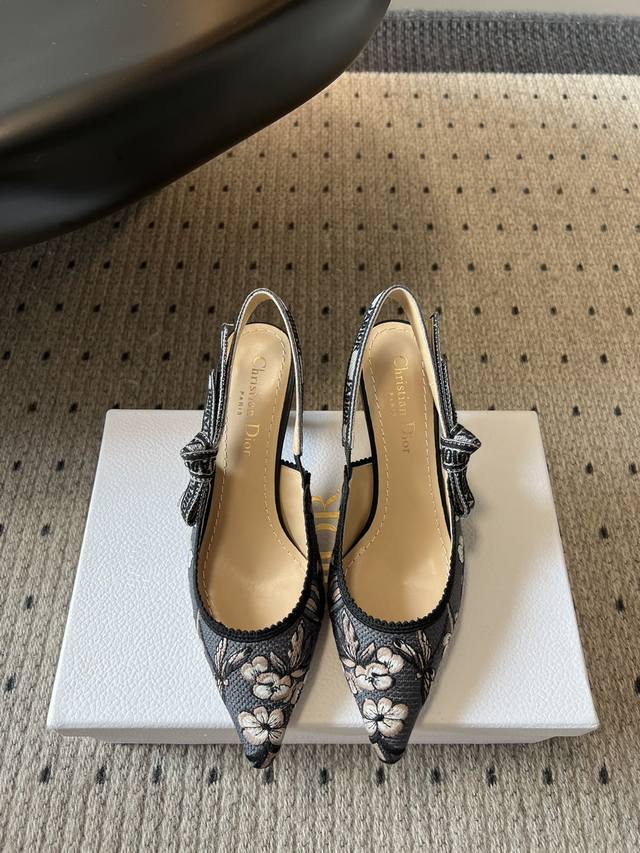 顶级版本 Dior 经典款多色刺绣印花高跟鞋 彰显 Dior 精湛工艺的典范之作。采用多色刺绣精心制作。三色 J’Adior 刺绣饰带点缀以扁平蝴蝶结。搭配三色