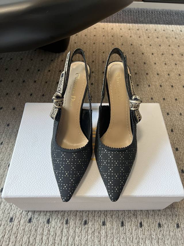 顶级版本 Dior 经典款黑色波点蝴蝶结高跟鞋 彰显 Dior 精湛工艺的典范之作。采用黑白刺绣精心制作。双色 J’Adior 刺绣饰带点缀以扁平蝴蝶结。搭配双