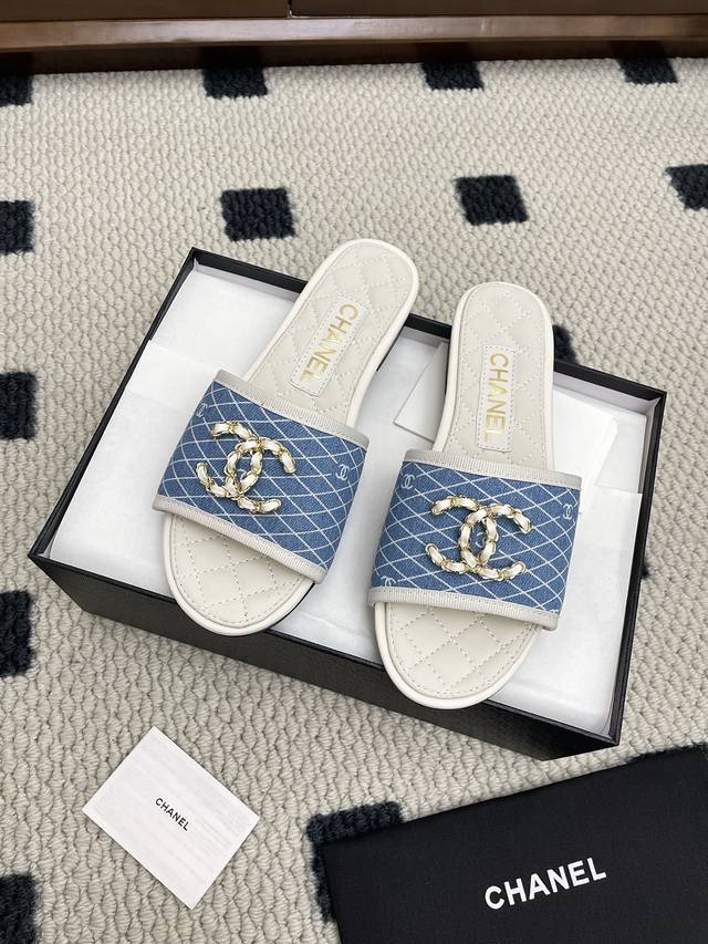 Chanel 小香 25Ss 春夏新品双C链条牛平底一字拖鞋 小香的一款全新设计 鞋面毛线纯手工编织搭配双C五金装饰 简约百搭上脚超级美的 怎么看都超美 鞋面：