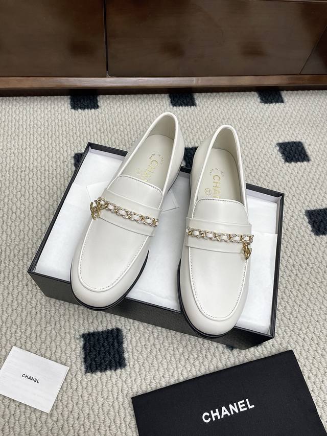 代购级Chanel 25Ss 小香新款双C钻链乐福鞋单鞋 女神系列，拥有香家特色优雅名媛气质，超级耐看，让人无法抗拒，心动Ing 鞋面：进口小牛皮 牛反绒 内里