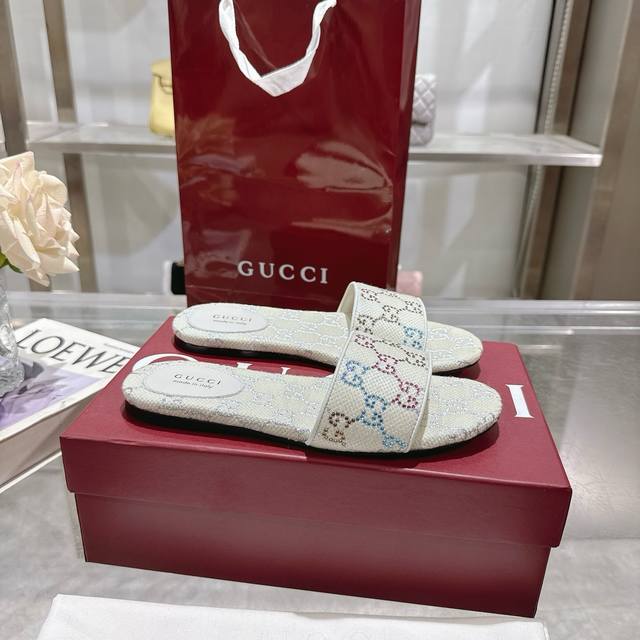 新款水钻装饰女士沙滩凉拖鞋 这款凉鞋由钻石Gg细节定义，采用Gg帆布制作，将精致的材料与传承主题相结合，为温暖天气的套装增添精致触感。 米白色Gg帆布钻石烫面