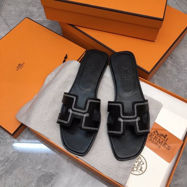 刺绣版 Ss25 New Arrival～ 经典拖鞋 25新配色 配色好丰富，其中牛仔色两色、裸色、翡翠绿配黑、紫色都是今年爆款配色，不配货也要买的！ 2025