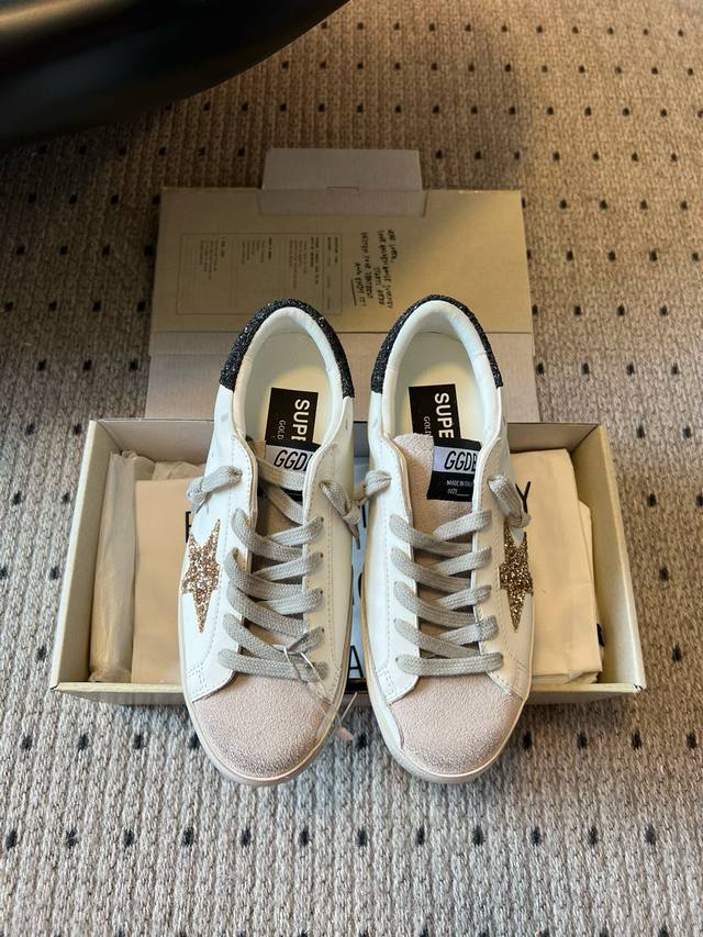 Goldengoos*25S春夏新款 金色闪星星做旧款脏脏鞋 超级喜人的小脏脏鞋又来喽，侧面的金色星星真的非常惹眼，是在有太阳的情况下就波光闪闪的感觉～鞋头以及
