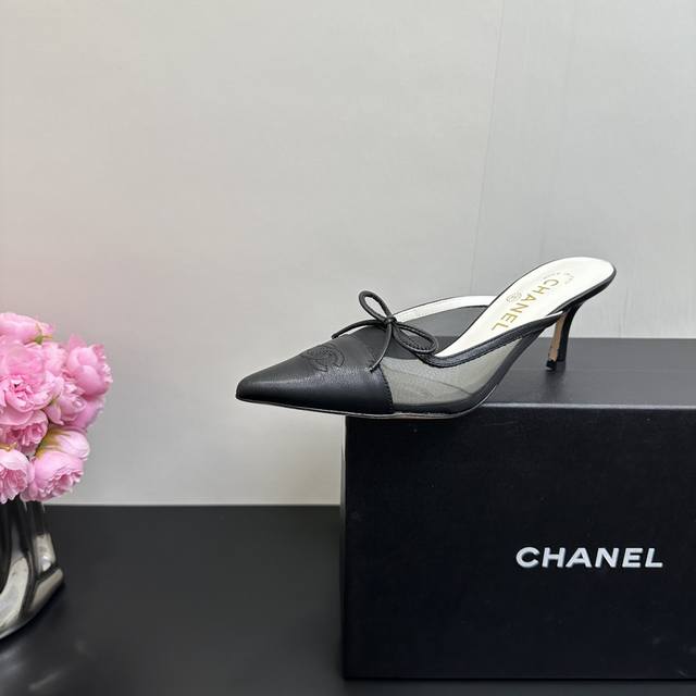 Chanel香奈儿小香风懒人尖头包头拼接蝴蝶结高跟半拖鞋 时髦精速来，碰撞出清爽夏日感。包头拖设计，方便穿脱。个性又吸睛，轻松拿捏街头潮流风，出街就是焦点。 鞋