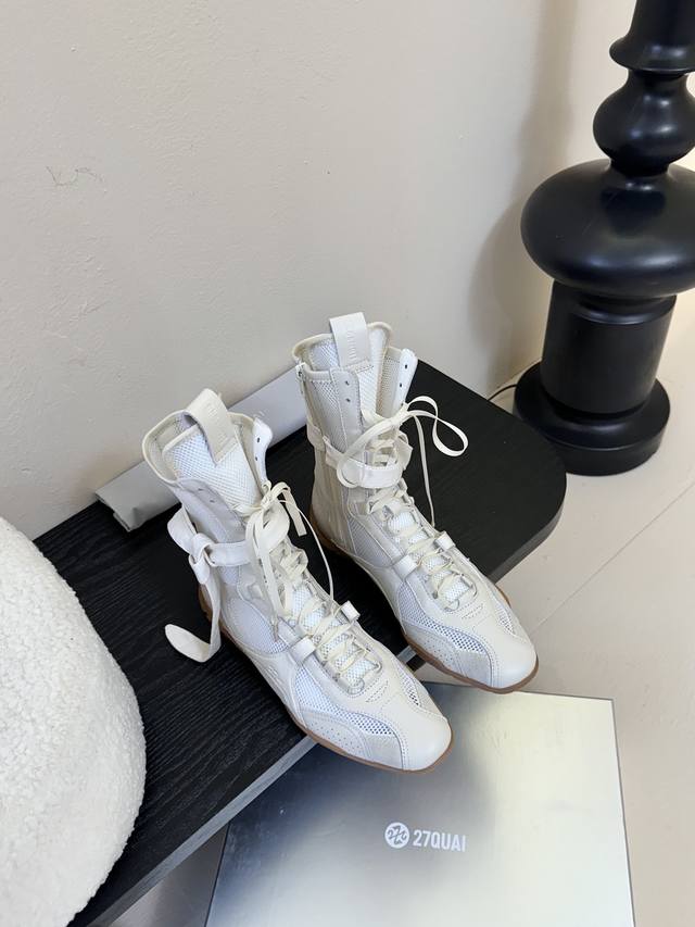 27Quai 小众潮牌 25Ss春夏新款 走秀款德训鞋 设计理念源于拳击靴和芭蕾舞鞋两者的结合，动感而柔美～体现了纯正的运动元素和混合的魅力 从柔和的粉彩到运动