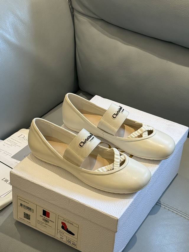 Dior 25秋冬 芭蕾舞鞋新品 轻松优雅的氛围感，这个形体也太可爱了吧！ 细节设计很走心呀，爱惨了 真丝面和小羊皮鞋面两种材质，内里小羊皮 Size 35-4