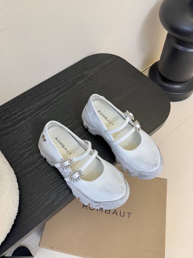 Rombaut 小众潮牌 25Ss春夏新款 厚底 休闲鞋 运动鞋 姐妹们一定要冲这双鞋，Rombaut 最近很火的小众品牌 穿上瞬间增高，秒变大长腿。 鞋自重有