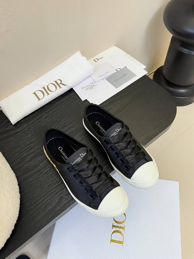 迪奥 Dior Lucky缎面休闲运动鞋Dior 设计师真的太懂女生夏天的需求了 这次的新品Lucky薄底鞋就像她的名字一样可爱薄底+浅口设计让整双鞋非常轻盈好