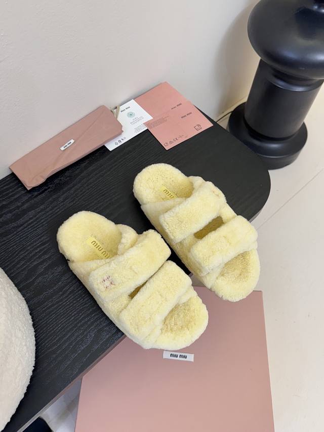 Miumiu 缪缪最新火爆款毛毛拖 原版倒模楦型，极致1:1形体 面料：羊卷毛 里料：羊卷毛 大底：Zp开模防滑耐磨橡胶大底 码数：35-39 40 41订做