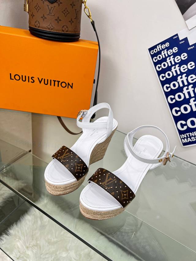 Louis *Uitton 25 最新 走秀 款厚底凉鞋 香港原版购入一比一开模 今年的款式比去年增加了老花原素 显得更为大牌 老花元素面款 内里垫脚全羊皮 水