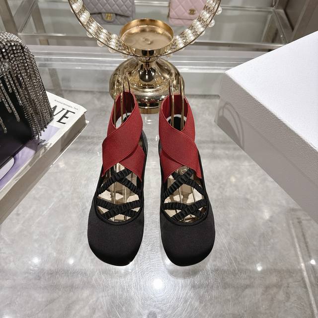 出厂皮面 真丝 迪奥 Dior 2025春夏新款芭蕾舞鞋作为法式优雅代表性单品，这些鞋履完美诠释了经典与时尚的融合，每一双都藏着独特的浪漫基因,快来和我一起沉浸