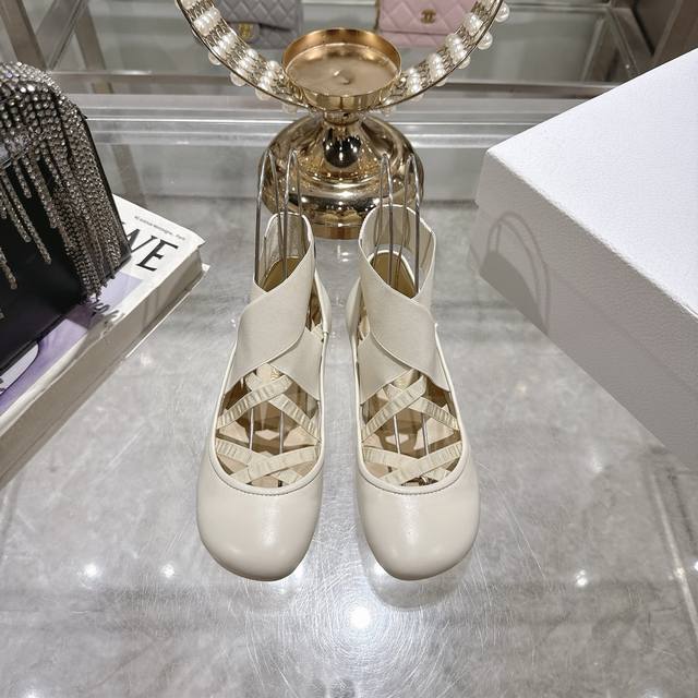 出厂皮面 真丝 迪奥 Dior 2025春夏新款芭蕾舞鞋作为法式优雅代表性单品，这些鞋履完美诠释了经典与时尚的融合，每一双都藏着独特的浪漫基因,快来和我一起沉浸