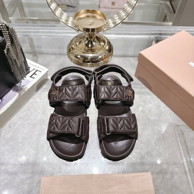 出厂 Miumiu 新品软羊皮厚底沙滩鞋凉鞋 富有个性的金属徽标醒目点缀一条交叉饰带。另外徽标装饰 Oversize 厚Eva水台鞋底，彰显新颖设计 凹凸鞋底花