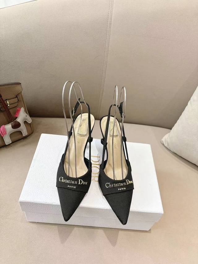 Dior2025 春夏新品钢印字母Logo单鞋 凉鞋系列 单鞋 高跟鞋 顶级版本 延续D家永恒经典！这款鞋低调不失华丽 性感又不显张扬 鞋型是大家都爱的秀气款