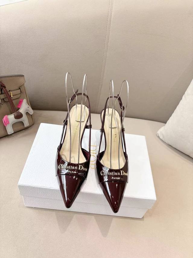 Dior2025 春夏新品钢印字母Logo单鞋 凉鞋系列 单鞋 高跟鞋 顶级版本 延续D家永恒经典！这款鞋低调不失华丽 性感又不显张扬 鞋型是大家都爱的秀气款