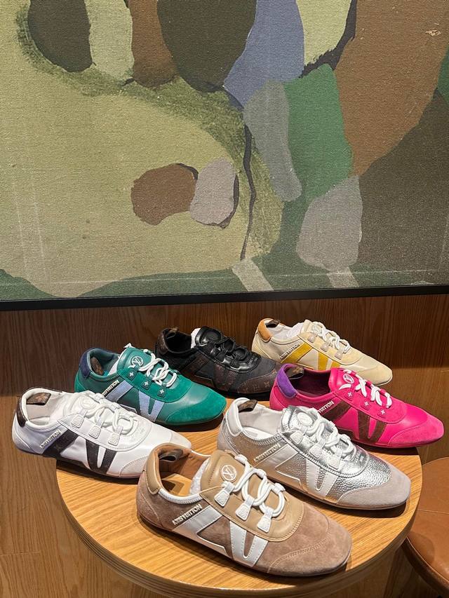 新款上架 Louis Vuitton 25Ss Lv路易威登专柜最新复古德训鞋 ，芭蕾运动鞋 ，众多网红明星纷纷开秀上脚 ，这款系带休闲运动鞋妥妥的美式复古风格