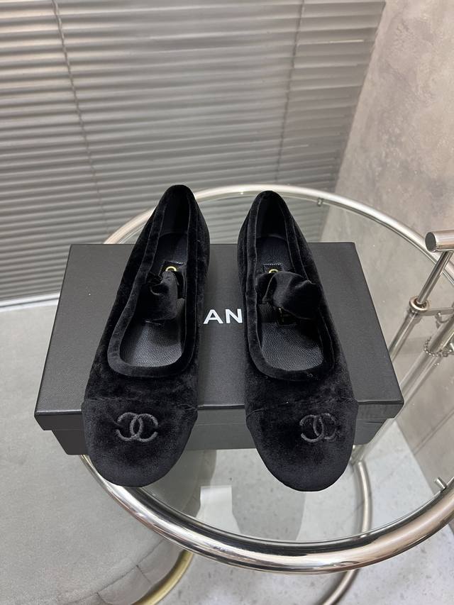 出厂 Chanel 小香新款芭蕾鞋玛丽珍平底单鞋 鞋面进口天鹅绒面料， 垫脚内里羊皮， 原版真皮大底 Size:35-41 40 41定做