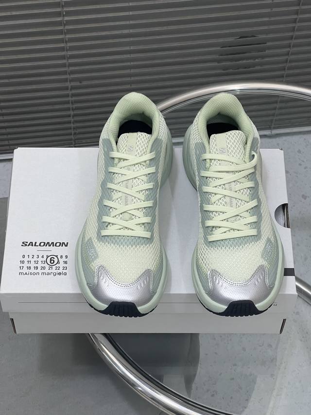 Mm6 X Salomon Spectur 2是Mm6 Maison Margiela与Salomon合作的2025春夏系列鞋款，以公路跑鞋Spectur 2为