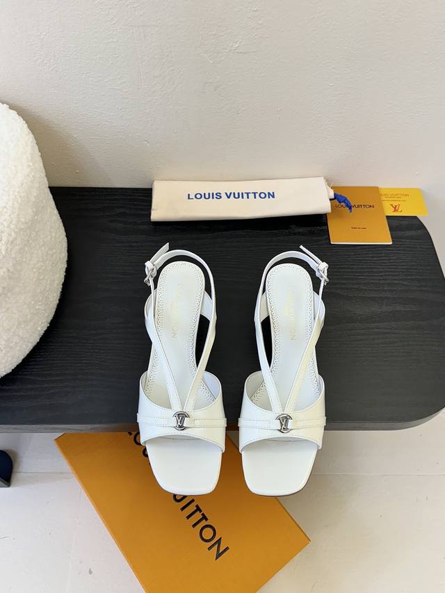 25Ss春夏新款 Louis Vuitton Lv方头搭扣 V型带猫跟凉鞋露跟高跟鞋 Lv五金 “Logo”饰以点缀，细节质感特别的高级！犀利的造型效果视觉盛宴