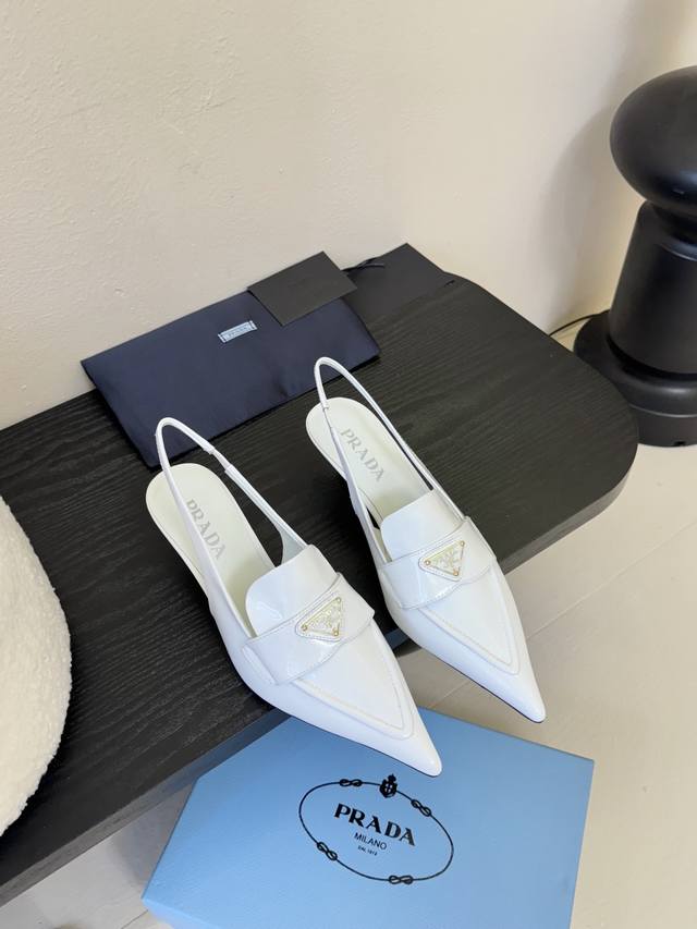 Prad* 尖头小猫跟三角标高跟鞋 漆皮设计的女款高跟鞋 真的不要太好看 还做了后系带设计 小性感简约大气 太好看了吧 这一季的Prada小猫跟配上三角扣的设计