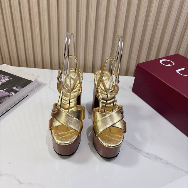 Gucci2025夏季最新水台凉鞋 这款女士漏趾凉鞋彰显品牌传承，尽显别样魅力。采用精致羊皮打造，设计优雅而不失随性，是暖季造型的清爽理想单品 顶级版本、欢迎比