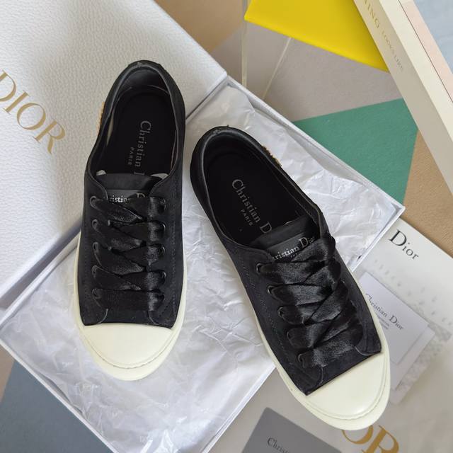 顶级版本：女款 Dior 迪奥 最新Lucky系列 绸缎 小白鞋 休闲 运动鞋 原版购入开发 做货 这款 Dior Lucky 运动鞋来自 Dioriviera
