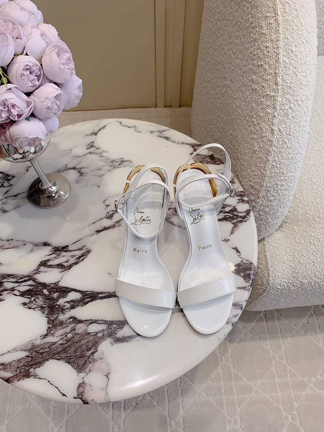 出厂价P Christian Loubouti* 新款红底高跟凉鞋 花朵鞋跟设计非常有特点 流畅的曲线勾勒曼妙风情 尽显性感风姿 万年经典款 鞋面牛皮 真丝 内