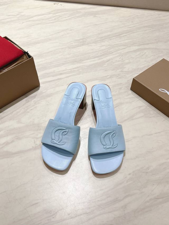 顶级版 原版盒 Christian Louboutin 2025S原版开模一比一开模Cl休闲一字平底拖鞋 材质：头层高光小牛皮 内里：粒面珠光羊皮里 大底：原版