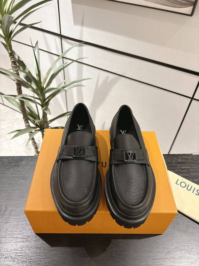 新品 Loui*V Baroque 乐福鞋！高端男士厚底乐福鞋。 Lv Baroque 乐福鞋于 2025春夏男装秀场演示前卫风范。舒适牛皮革烘托金属 Lv 字