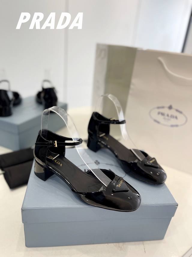 工厂P价 Prada 普拉达 早春夏新品 闪亮登场 玛丽珍凉鞋，经典三角徽章圆头玛丽珍单鞋，原版开发1：1 明星同款各大博主推荐一款 面料 ：漆皮 绒面 羊皮内