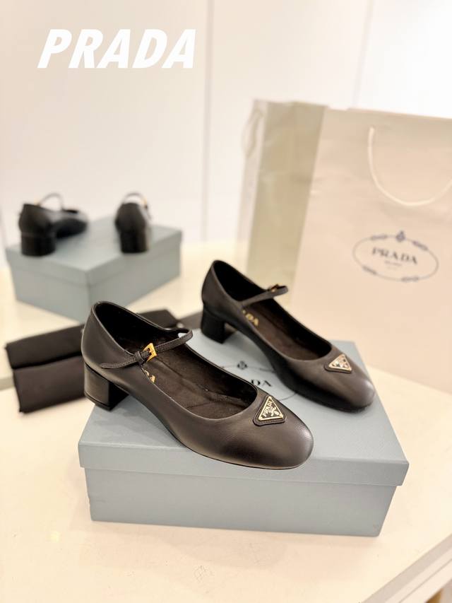 工厂P价 Prada 普拉达玛丽珍凉鞋 Ss春夏新品 闪亮登场小红书各大博主推荐，妥妥的学院风通勤1-1开发，更好一款穿搭，试脚舒适 面料 ：漆皮 绒面 羊皮内