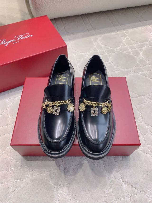 出厂价P Roger Vivie*新款链条徽章吊坠乐福鞋 融入现代金属链条元素 打造复古与摩登并存的时尚美学 搭配闪耀金属扣饰 每一步都散发高级质感 鞋面牛皮