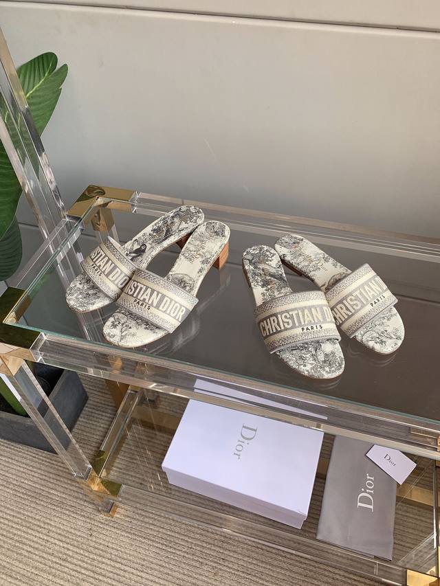 出厂价P Dio*经典提花夏季凉拖 经典百搭 永不过时！脚感超好 鞋面原版提花工艺 内里垫脚羊皮 意大利真皮大底 跟高 平底 4Cm 尺码35-39 40定做