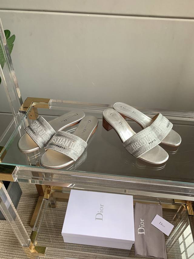 出厂价P Dio*新款水钻提花夏季凉拖 经典百搭 永不过时！脚感超好 鞋面原版提花工艺烫钻 内里垫脚羊皮 意大利真皮大底 跟高 平底 4Cm 尺码35-39 4