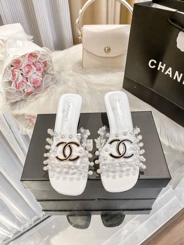 出厂： Chanel 香奈儿 2025顶级专柜 新款限定 官网上新 独家首发 香奈儿Chanel 25Ss C扣透明珍珠拖 Chaenl坡跟拖 Chanel 拖