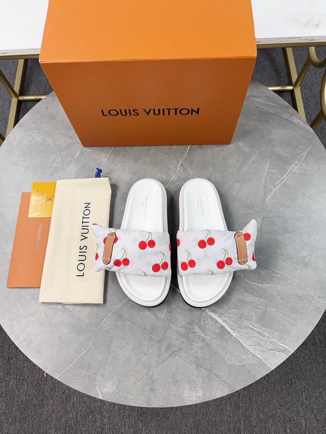 出厂： Lv 拖 驴牌L家 爆款 浮雕Logo 压花 凉拖鞋 本款 Pool Pillow Comfort 平底凉拖取材科技织物，以高频压印技术重绎 Monog