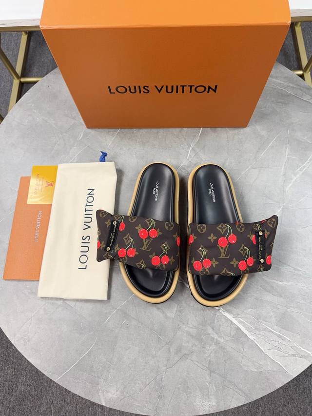 出厂： Lv 拖 驴牌L家 爆款 浮雕Logo 压花 凉拖鞋 本款 Pool Pillow Comfort 平底凉拖取材科技织物，以高频压印技术重绎 Monog