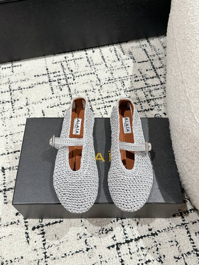 Alaia 阿莱亚 25 春夏 最新 编织芭蕾舞鞋 只忠于展现女性身体曲线的裁剪之王 始创于1979年的品牌Alaia 一直主售时装感十足的型格女鞋 巴黎时装界