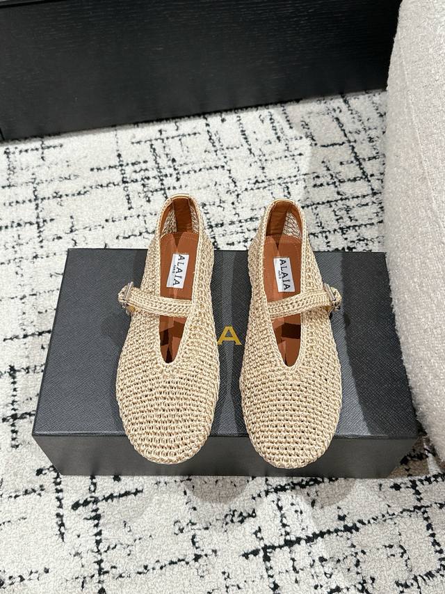 Alaia 阿莱亚 25 春夏 最新 编织芭蕾舞鞋 只忠于展现女性身体曲线的裁剪之王 始创于1979年的品牌Alaia 一直主售时装感十足的型格女鞋 巴黎时装界