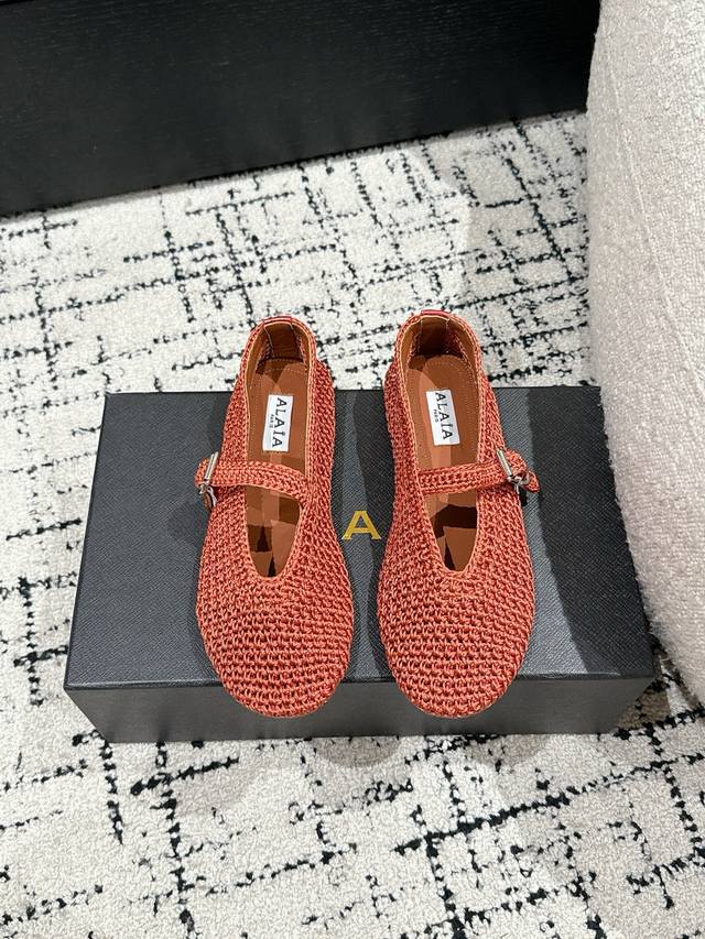 Alaia 阿莱亚 25 春夏 最新 编织芭蕾舞鞋 只忠于展现女性身体曲线的裁剪之王 始创于1979年的品牌Alaia 一直主售时装感十足的型格女鞋 巴黎时装界