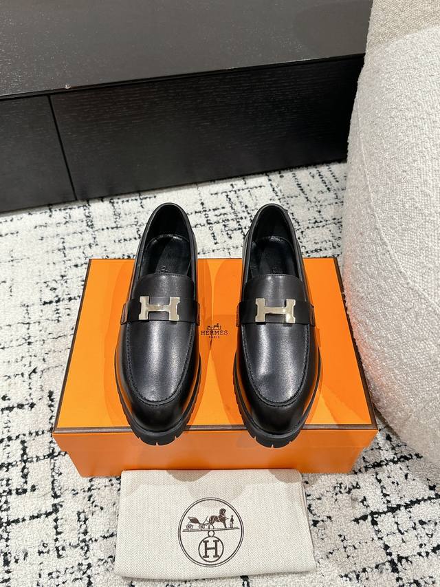 顶级版本 Hermes 爱马仕 25 最新经典 H 乐福鞋 毋庸置疑是奢侈品中的翘楚 每个单品出来都是非常深入人心虽然款式出的少 但是胜在精 胜在经典 从来不会