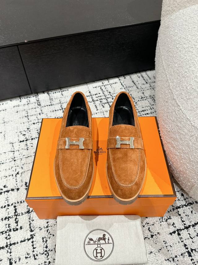 顶级版本 Hermes 爱马仕 25 最新经典 H 乐福鞋 毋庸置疑是奢侈品中的翘楚 每个单品出来都是非常深入人心虽然款式出的少 但是胜在精 胜在经典 从来不会