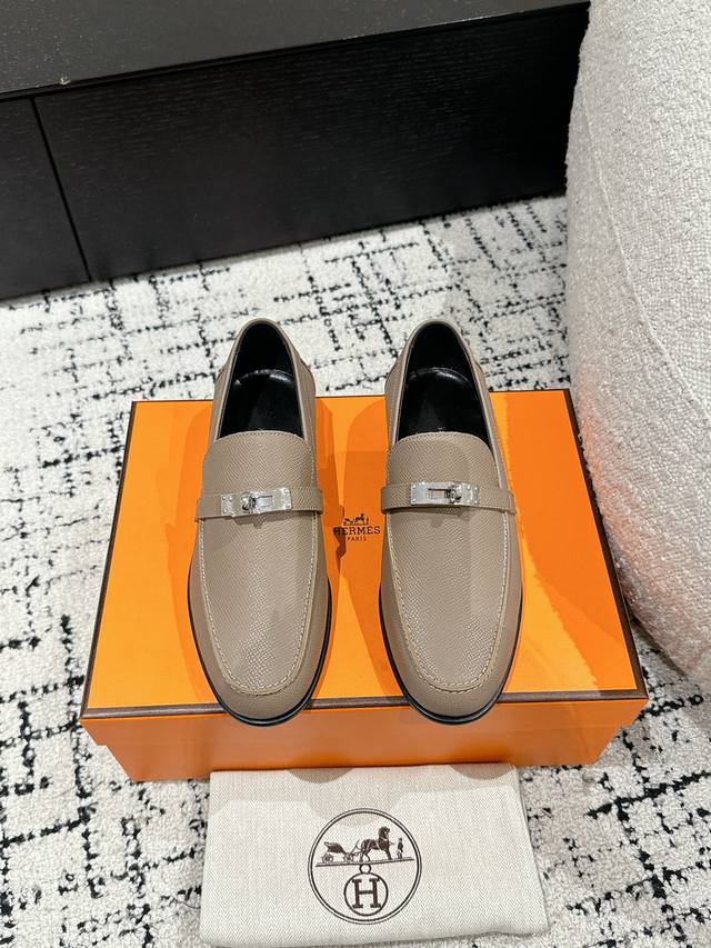 顶级版本 Hermes 爱马仕 25 最新经典 Kelly扣 乐福鞋 毋庸置疑是奢侈品中的翘楚 每个单品出来都是非常深入人心虽然款式出的少 但是胜在精 胜在经典