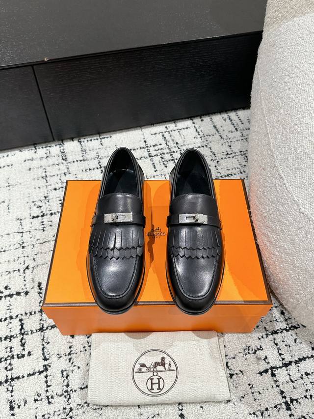 顶级版本 Hermes 爱马仕 25 最新经典 Kelly扣 乐福鞋 毋庸置疑是奢侈品中的翘楚 每个单品出来都是非常深入人心虽然款式出的少 但是胜在精 胜在经典