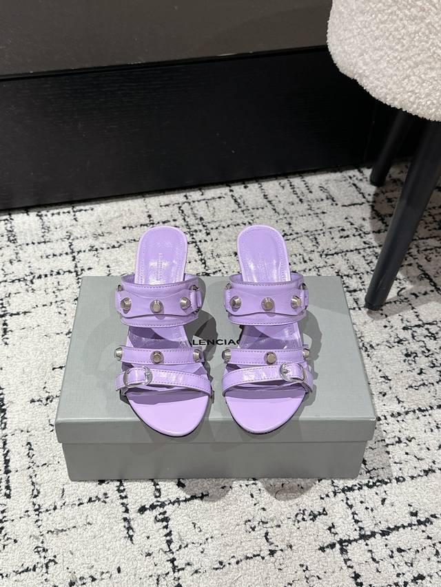 顶级版本 Balenciaga 25 Ss 巴黎世家春夏新款中跟拖鞋 微皱油蜡皮+铆钉、搭配超软橡胶薄底， 上脚超级柔软舒适，又甜又酷的才是王炸 面料：进口油蜡
