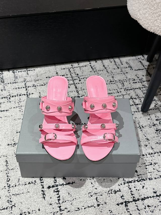 顶级版本 Balenciaga 25 Ss 巴黎世家春夏新款中跟拖鞋 微皱油蜡皮+铆钉、搭配超软橡胶薄底， 上脚超级柔软舒适，又甜又酷的才是王炸 面料：进口油蜡